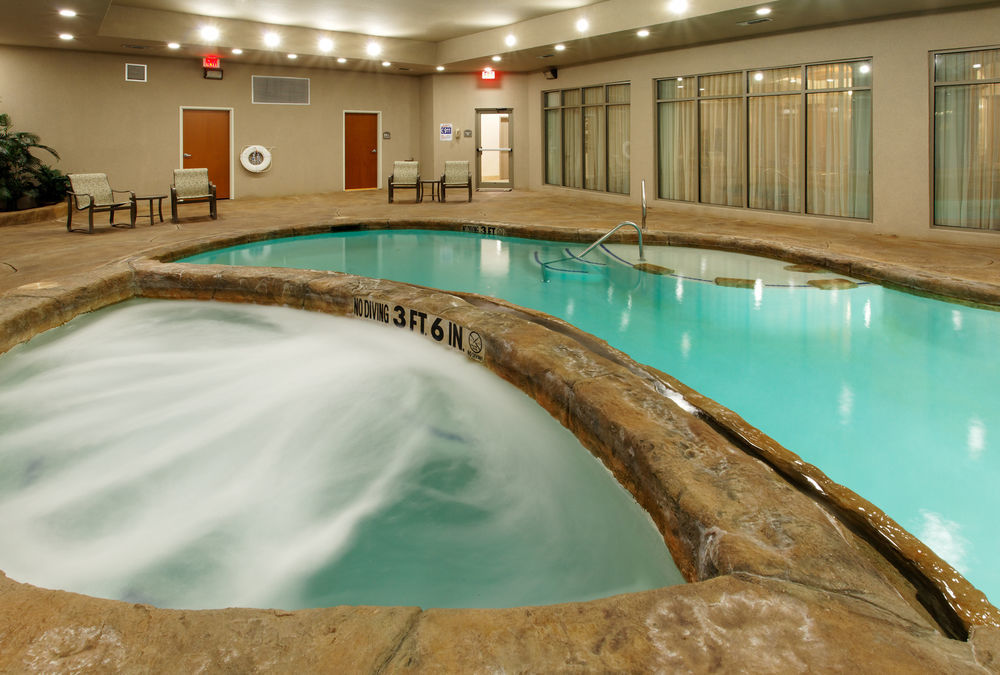 Holiday Inn Express & Suites - Dodge City By Ihg Esterno foto