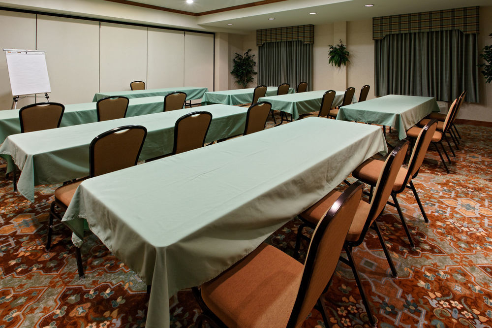 Holiday Inn Express & Suites - Dodge City By Ihg Esterno foto